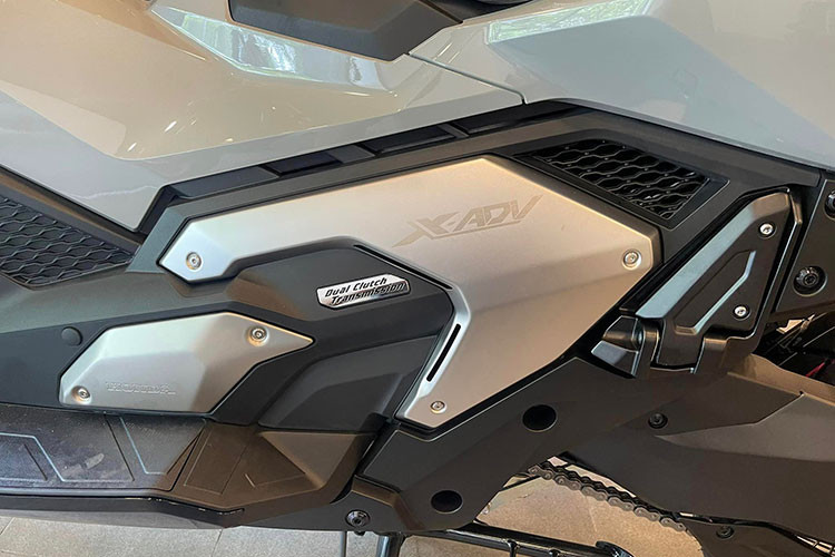 Trọng lượng của Honda X-ADV 750 2023 đã được giảm từ 236 kg xuống còn 231 kg. Trong khi đó, không gian chứa đồ dưới yên xe đã từ 21L tăng thêm 1L để đạt mức 22L. Bên cạnh đó, mẫu scooter còn được trang bị cổng sạc USB Type-C được tích hợp trong ngăn chứa đồ nhỏ có dung tích 1,2L ở phía trước.