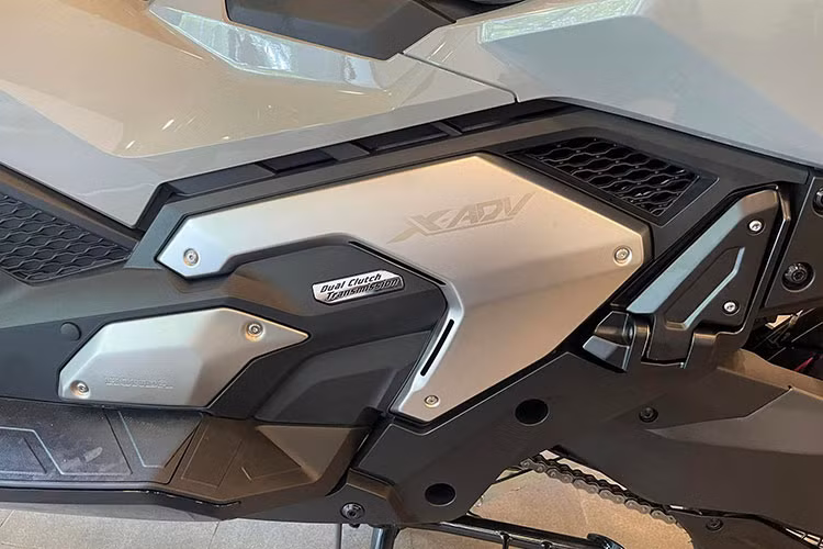 Trọng lượng của Honda X-ADV 750 2023 đã được giảm từ 236 kg xuống còn 231 kg. Trong khi đó, không gian chứa đồ dưới yên xe đã từ 21L tăng thêm 1L để đạt mức 22L. Bên cạnh đó, mẫu scooter còn được trang bị cổng sạc USB Type-C được tích hợp trong ngăn chứa đồ nhỏ có dung tích 1,2L ở phía trước.