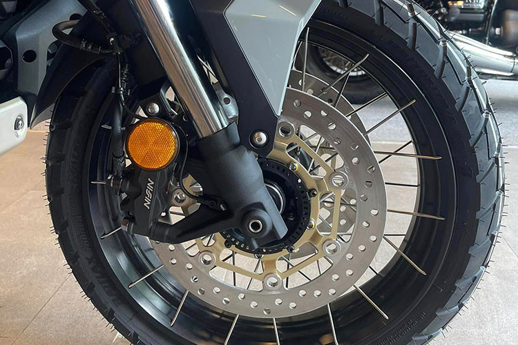 Về sức mạnh vận hành, Honda X-ADV 750 2023 sử dụng khối động cơ dung tích 745cc, 2 xi-lanh, 8 van, làm mát bằng dung dịch. Động cơ này tạo ra công suất tối đa 57,8 mã lực tại 6.750 vòng/phút và mô-men xoắn cực đại 69 Nm tại 4.750 vòng/phút.