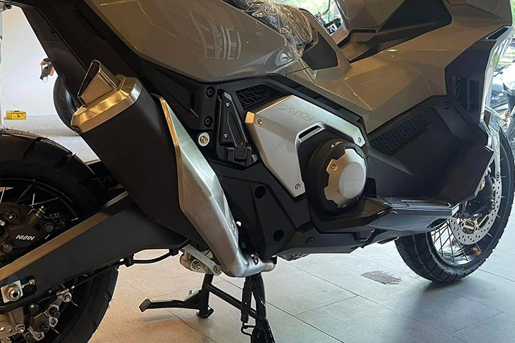 Hộp số ly hợp kép (DCT) trên Honda X-ADV 750 2023 cũng đã được sửa đổi để cải thiện khả năng tăng tốc của chiếc xe. Xe có thể chạy số tự động hoặc số tay thông qua công tắc gạt trên tay lái.