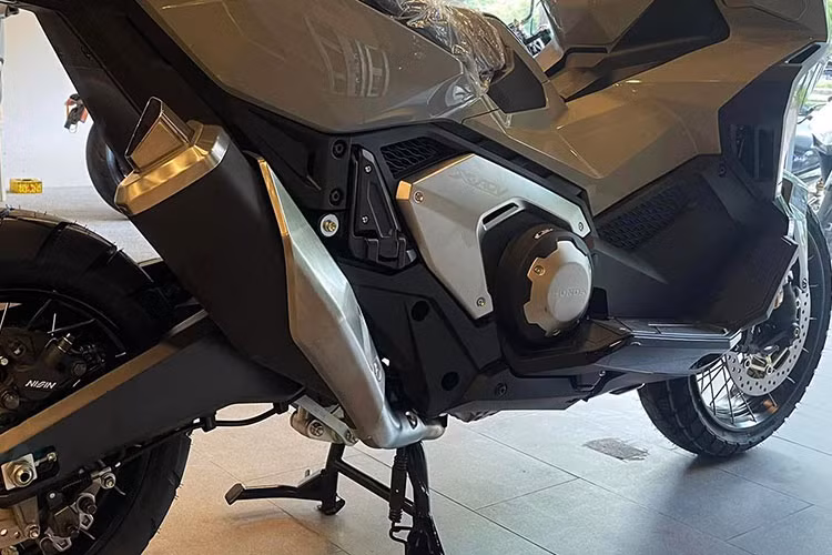 Hộp số ly hợp kép (DCT) trên Honda X-ADV 750 2023 cũng đã được sửa đổi để cải thiện khả năng tăng tốc của chiếc xe. Xe có thể chạy số tự động hoặc số tay thông qua công tắc gạt trên tay lái.