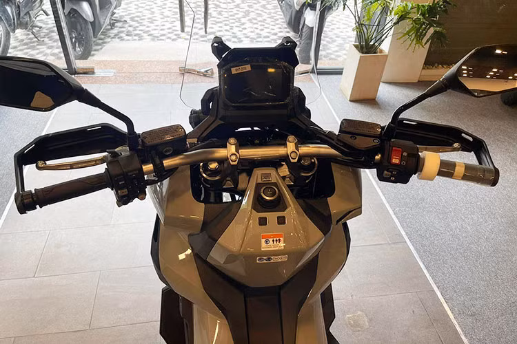 So với thế hệ trước, Honda X-ADV 750 2023 không có thay đổi về kiểu dáng, kích thước thiết kế. Xe được trang bị hàng loạt công nghệ hiện đại như bảng điều khiển màn hình TFT-LCD 5 inch hay hệ thống điều khiển bằng giọng nói trên điện thoại thông minh của Honda (HSVCS) cho phép điều khiển bằng giọng nói các cuộc gọi điện thoại, email, âm nhạc và định vị...