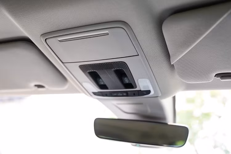 Về trang bị an toàn, Honda CR-V ES 4WD 2023 có đủ 8 túi khí (2 túi khí trước, 2 túi khí rèm, 2 túi khí bên sườn, 2 túi khí đầu gối), phanh đĩa trước/sau, camera 360 độ, phanh tay điện tử, tự động giữ phanh tạm thời, hệ thống hỗ trợ xuống dốc, hệ thống cảnh báo điểm mù khi chuyển làn (Honda LaneWatch), cảnh báo khi người lái mất tập trung, đèn cảnh báo phanh gấp và cảnh báo áp suất lốp.