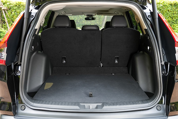 Nội thất của Honda CR-V ES 4WD 2023 được bọc da màu đen, đi kèm những chi tiết ốp gỗ và màu đen bóng trang trí trên mặt táp-lô cũng như tapi cửa. Ghế lái của xe có tính năng chỉnh điện 8 hướng và nhớ vị trí trong khi ghế phụ lái chỉnh điện 4 hướng. Hàng ghế sau của xe có thể gập 60:40 và trượt lên/xuống theo nhu cầu của hành khách.