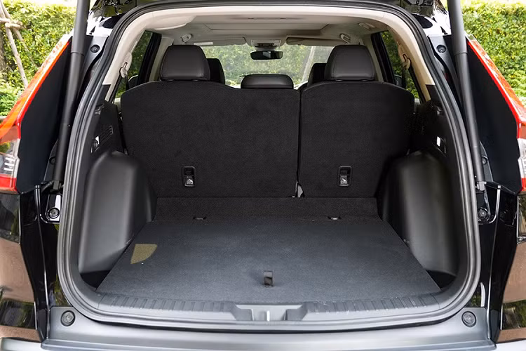 Nội thất của Honda CR-V ES 4WD 2023 được bọc da màu đen, đi kèm những chi tiết ốp gỗ và màu đen bóng trang trí trên mặt táp-lô cũng như tapi cửa. Ghế lái của xe có tính năng chỉnh điện 8 hướng và nhớ vị trí trong khi ghế phụ lái chỉnh điện 4 hướng. Hàng ghế sau của xe có thể gập 60:40 và trượt lên/xuống theo nhu cầu của hành khách.