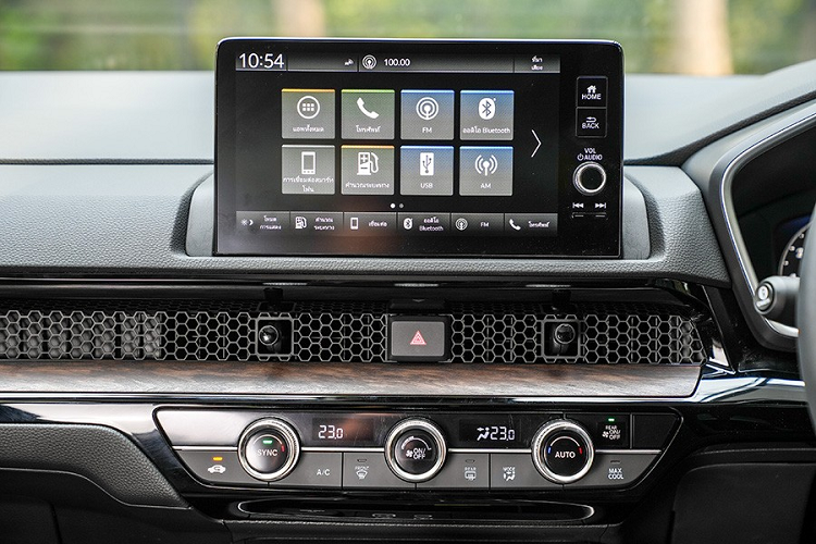 Điểm nhấn tiếp theo của Honda CR-V ES 4WD 2023 là vô lăng bọc da chỉnh 4 hướng, tích hợp phím chỉnh âm lượng, đàm thoại rảnh tay, điều khiển bằng giọng nói Siri và lẫy chuyển số thể thao. Phía sau vô lăng là bảng đồng hồ kỹ thuật số 10,2 inch trong khi màn hình cảm ứng trung tâm 9 inch, hỗ trợ Apple CarPlay/Android Auto không dây, được đặt nổi trên mặt táp-lô.