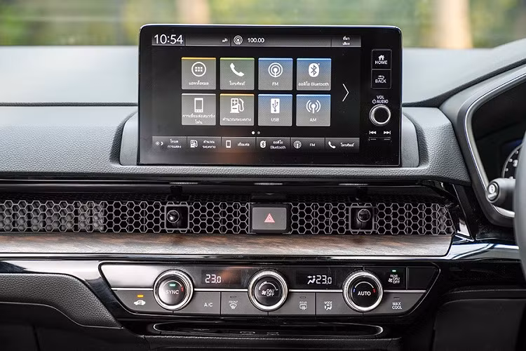 Điểm nhấn tiếp theo của Honda CR-V ES 4WD 2023 là vô lăng bọc da chỉnh 4 hướng, tích hợp phím chỉnh âm lượng, đàm thoại rảnh tay, điều khiển bằng giọng nói Siri và lẫy chuyển số thể thao. Phía sau vô lăng là bảng đồng hồ kỹ thuật số 10,2 inch trong khi màn hình cảm ứng trung tâm 9 inch, hỗ trợ Apple CarPlay/Android Auto không dây, được đặt nổi trên mặt táp-lô.