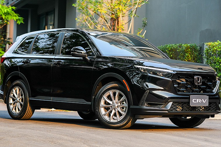 Dự kiến, vào cuối năm nay, khoảng tháng 11/2023, Honda CR-V thế hệ mới sẽ chính thức ra mắt thị trường Việt Nam. Xe sẽ tiếp tục được lắp ráp tại Việt Nam như trước và có thêm cả phiên bản hybrid. Trên thực tế, Honda CR-V phiên bản hybrid hiện đã được thông quan tại Việt Nam.
