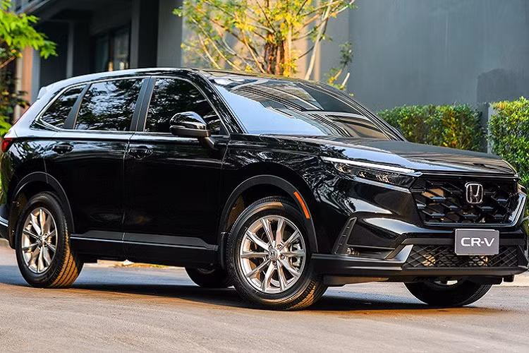 Dự kiến, vào cuối năm nay, khoảng tháng 11/2023, Honda CR-V thế hệ mới sẽ chính thức ra mắt thị trường Việt Nam. Xe sẽ tiếp tục được lắp ráp tại Việt Nam như trước và có thêm cả phiên bản hybrid. Trên thực tế, Honda CR-V phiên bản hybrid hiện đã được thông quan tại Việt Nam.