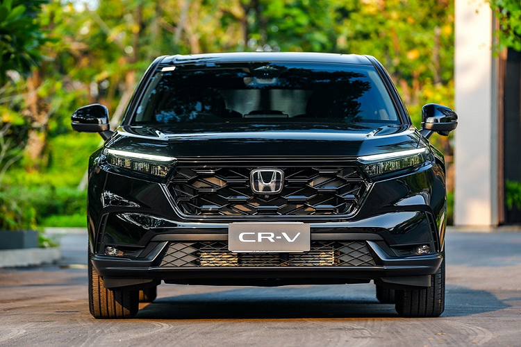 Đến sự kiện lái thử dành cho phóng viên, Honda mới vén màn các phiên bản khác của CR-V thế hệ thứ 6. Một trong số đó là bản ES 4WD. Tương tự 2 phiên bản cũng được trang bị hệ dẫn động 4 bánh khác là EL 4WD và e:HEV RS 4WD, Honda CR-V ES 4WD 2023 mới sở hữu chiều dài 4.691 mm, chiều rộng 1.866 mm, chiều cao 1.691 mm, chiều dài cơ sở 2.700 mm cùng chiều cao gầm 208 mm.