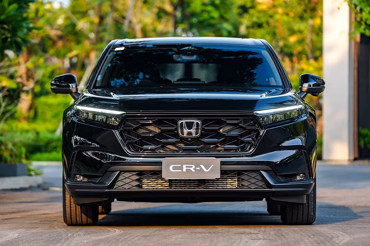Đến sự kiện lái thử dành cho phóng viên, Honda mới vén màn các phiên bản khác của CR-V thế hệ thứ 6. Một trong số đó là bản ES 4WD. Tương tự 2 phiên bản cũng được trang bị hệ dẫn động 4 bánh khác là EL 4WD và e:HEV RS 4WD, Honda CR-V ES 4WD 2023 mới sở hữu chiều dài 4.691 mm, chiều rộng 1.866 mm, chiều cao 1.691 mm, chiều dài cơ sở 2.700 mm cùng chiều cao gầm 208 mm.