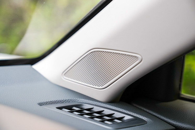 Thêm vào đó là gói công nghệ an toàn chủ động Honda Sensing với những tính năng như phanh giảm thiểu va chạm CMBS, hỗ trợ giữ làn đường LKAS, cảnh báo/kiểm soát khi xe lệch làn đường, hệ thống kiểm soát hành trình thích ứng ở dải tốc độ thấp, điều chỉnh đèn pha tự động và cảnh báo khi phương tiện phía trước khởi hành.