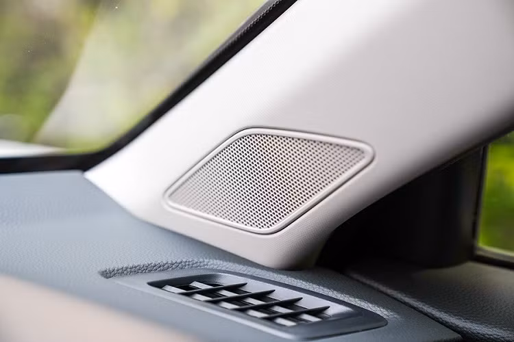 Thêm vào đó là gói công nghệ an toàn chủ động Honda Sensing với những tính năng như phanh giảm thiểu va chạm CMBS, hỗ trợ giữ làn đường LKAS, cảnh báo/kiểm soát khi xe lệch làn đường, hệ thống kiểm soát hành trình thích ứng ở dải tốc độ thấp, điều chỉnh đèn pha tự động và cảnh báo khi phương tiện phía trước khởi hành.