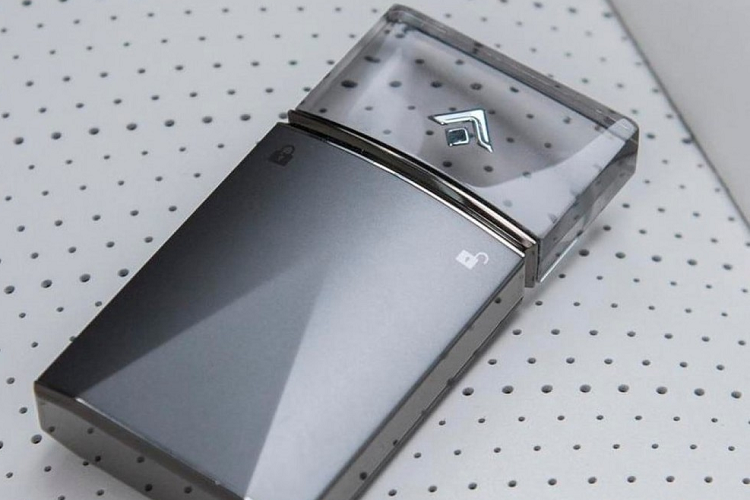 Chìa khóa thông minh của xe cũng khá đẹp với thiết kế như bật lửa Zippo đồng thời được làm từ titan và pha lê.