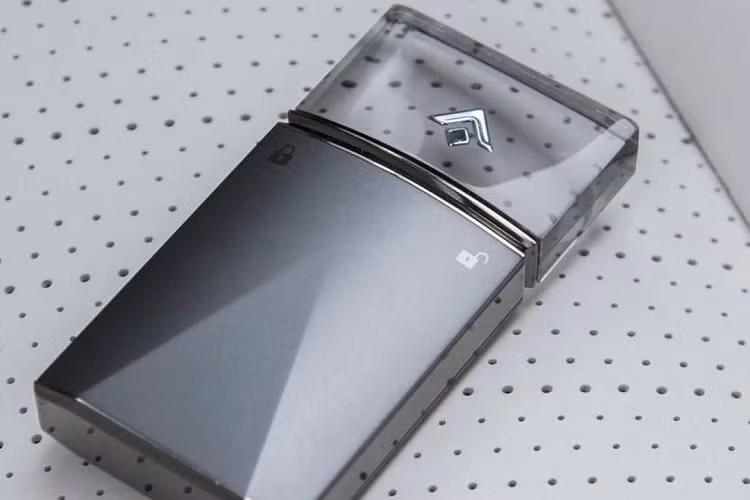 Chìa khóa thông minh của xe cũng khá đẹp với thiết kế như bật lửa Zippo đồng thời được làm từ titan và pha lê.