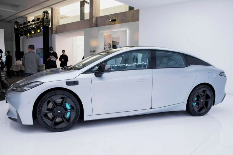 Đằng sau, GAC Aion Hyper GT sở hữu cụm đèn hậu LED khá mỏng với vỏ màu khói và cửa cốp đơn giản. Bên dưới là cản sau thể thao, tích hợp bộ khuếch tán gió ở hai bên. Cánh gió sau có thể nâng lên khi xe chạy ở vận tốc trên 80 km/h để giảm hệ số lực cản không khí và đảm bảo phạm vi di chuyển.