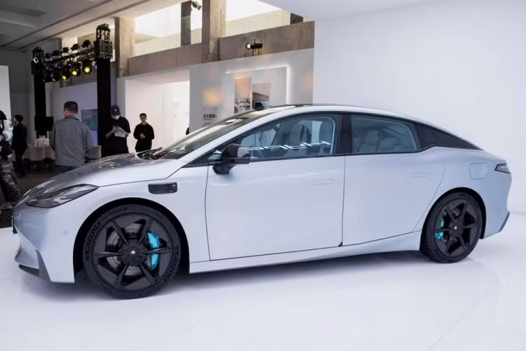 Đằng sau, GAC Aion Hyper GT sở hữu cụm đèn hậu LED khá mỏng với vỏ màu khói và cửa cốp đơn giản. Bên dưới là cản sau thể thao, tích hợp bộ khuếch tán gió ở hai bên. Cánh gió sau có thể nâng lên khi xe chạy ở vận tốc trên 80 km/h để giảm hệ số lực cản không khí và đảm bảo phạm vi di chuyển.