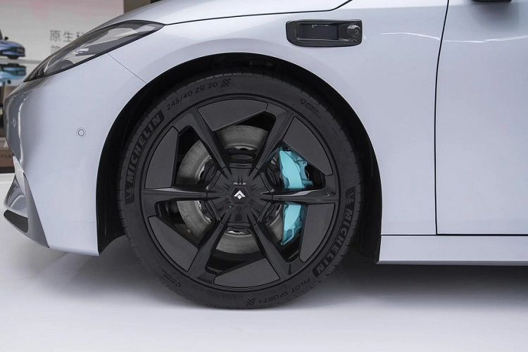 Điểm nhấn tiếp theo của GAC Aion Hyper GT là bộ vành hợp kim 20 inch với thiết kế 5 chấu, sơn màu đen bóng thể thao, đi với cùm phanh màu xanh dương nổi bật. Bộ vành này nằm trong lốp Michelin Pilot Sport.