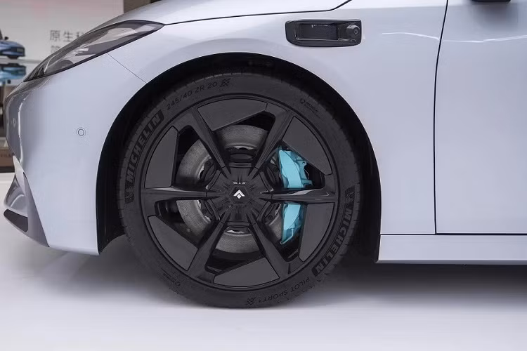 Điểm nhấn tiếp theo của GAC Aion Hyper GT là bộ vành hợp kim 20 inch với thiết kế 5 chấu, sơn màu đen bóng thể thao, đi với cùm phanh màu xanh dương nổi bật. Bộ vành này nằm trong lốp Michelin Pilot Sport.