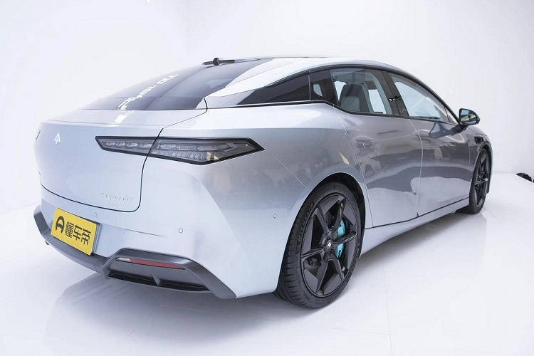 Tương tự ngoại thất, nội thất của GAC Aion Hyper GT cũng có những chi tiết gợi liên tưởng đến xe Tesla như 2 nút cuộn tích hợp trên vô lăng... và màn hình cảm ứng trung tâm cỡ lớn đặt nằm ngang.