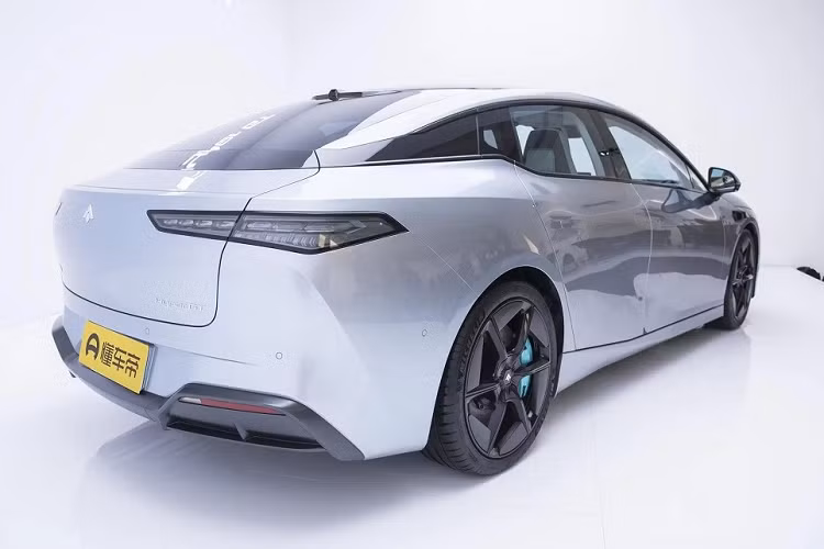 Tương tự ngoại thất, nội thất của GAC Aion Hyper GT cũng có những chi tiết gợi liên tưởng đến xe Tesla như 2 nút cuộn tích hợp trên vô lăng... và màn hình cảm ứng trung tâm cỡ lớn đặt nằm ngang.