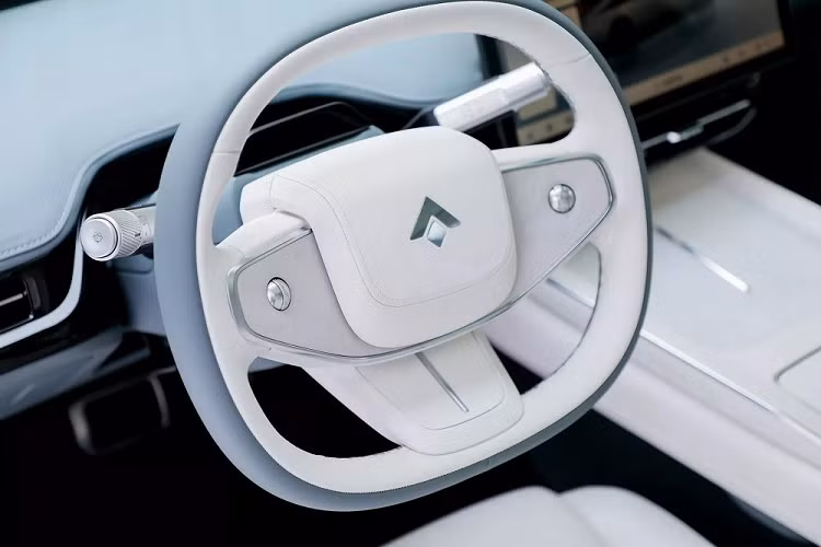 Xe được trang bị bảng đồng hồ kỹ thuật số khá mỏng nằm sát kính lái...và cần số sau vô lăng - xu hướng hiện đang thịnh hành trong làng ô tô Trung Quốc. Bên dưới màn hình cảm ứng trung tâm là cửa gió điều hòa và 2 sạc không dây khá lớn.