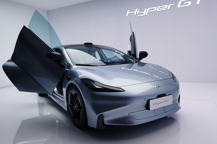 Cuối cùng là camera độ nét cao trên nóc và chắn bùn trước cùng 3 cảm biến LiDAR, mang đến hệ thống hỗ trợ lái bán tự động cấp độ 2.5 cho xe.