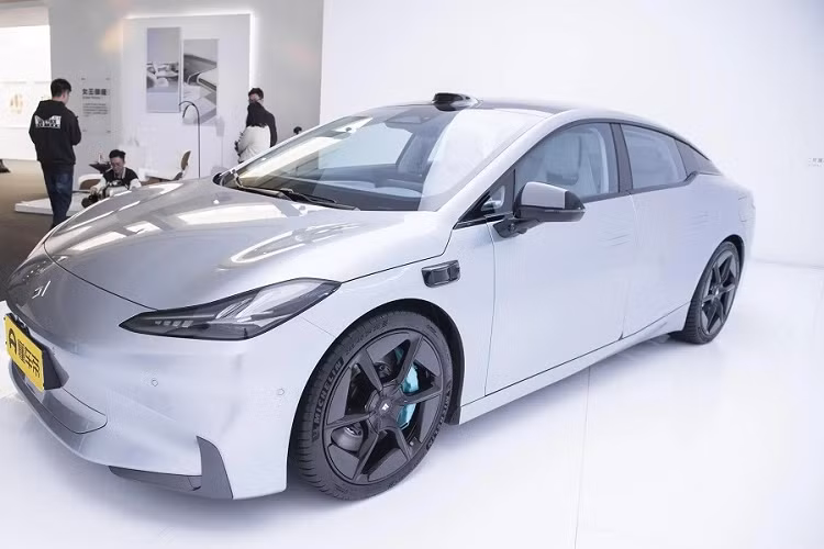 Hiện chưa có thông tin về pin của GAC Aion Hyper GT. Do đó, chưa rõ mẫu xe này chạy được bao xa sau khi sạc đầy pin.