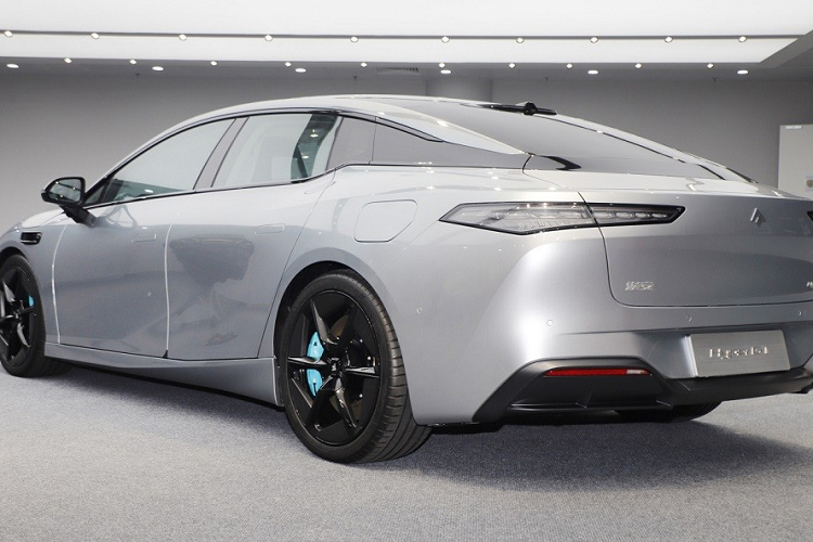 Dự kiến, GAC Aion Hyper GT sẽ chính thức được trưng bày trong triển lãm Ô tô Thượng Hải 2023 diễn ra vào tháng sau. Giá xe GAC Aion Hyper GT tại Trung Quốc rơi vào khoảng 300.000 Nhân dân tệ (tương đương 1,03 tỷ đồng).