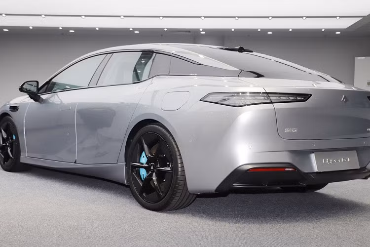 Dự kiến, GAC Aion Hyper GT sẽ chính thức được trưng bày trong triển lãm Ô tô Thượng Hải 2023 diễn ra vào tháng sau. Giá xe GAC Aion Hyper GT tại Trung Quốc rơi vào khoảng 300.000 Nhân dân tệ (tương đương 1,03 tỷ đồng).