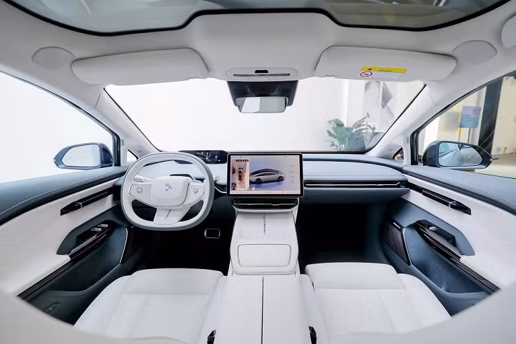 Nhờ đó, xe có thể tăng tốc từ 0-100 km/h trong thời gian 4,9 giây. Trong thời gian tới, GAC Aion Hyper GT sẽ được bổ sung phiên bản 2 mô-tơ điện mạnh khoảng 600 mã lực.