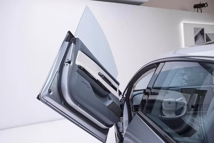 Đặc biệt, mẫu ô tô Trung Quốc này còn được trang bị cửa trước mở dạng cắt kéo theo phong cách siêu xe Lamborghini. Trong khi đó, cửa sau của xe được thiết kế mở thông thường. Cả hai cửa đều đi kèm tay nắm nằm chìm vào thân xe.