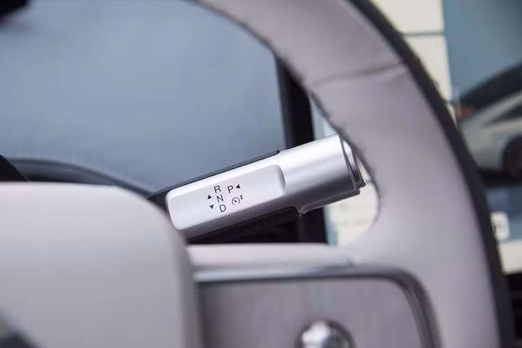 Nội thất của GAC Aion Hyper GT được bọc da màu sáng theo thị hiếu của người tiêu dùng Trung Quốc. Nóc bằng kính càng giúp nội thất trở nên thoáng đãng hơn.