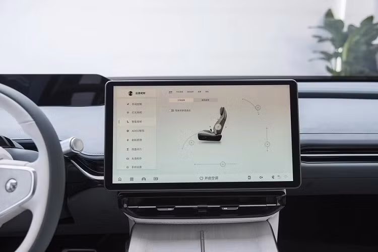 Ghế của GAC Aion Hyper GT được thiết kế theo phong cách thể thao và tích hợp loa vào bên trong tựa đầu ghế. Mẫu ô tô Trung Quốc này được trang bị tổng cộng 23 loa Dolby Atmos.