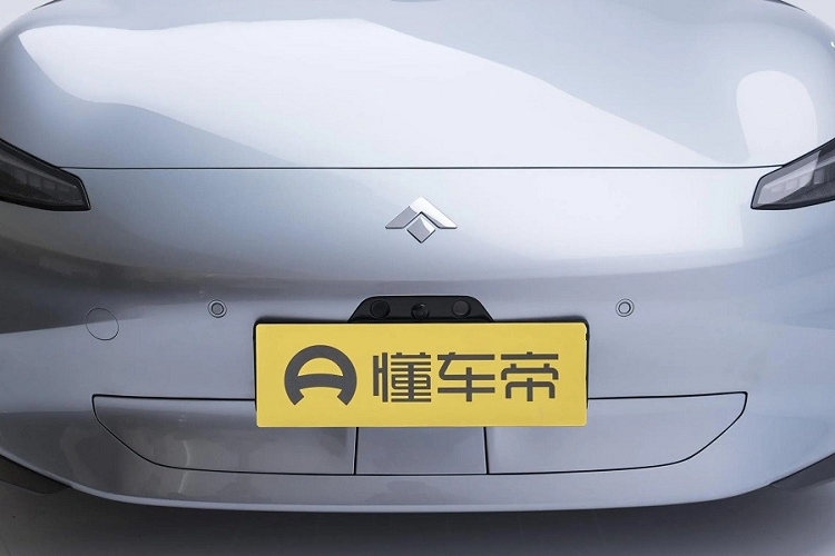 Trên đầu xe, GAC Aion Hyper GT 2023 chạy điện được trang bị đèn pha vuốt về phía sau, gợi liên tưởng đến những mẫu xe Tesla Model 3. Ngoài ra, xe còn được trang bị hốc gió trung tâm có thể đóng/mở trên cản trước. Hốc gió trung tâm này sẽ tự động mở ra khi xe chạy ở tốc độ cao.