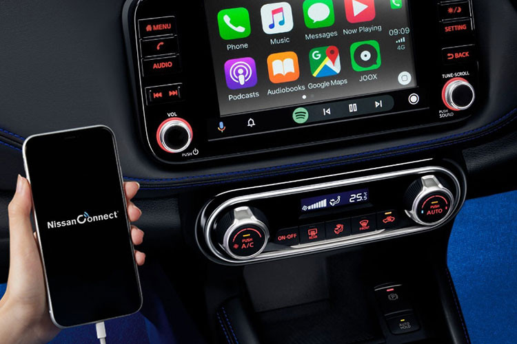 Xe có khởi động bằng nút bấm, chìa khóa thông minh, bảng đồng hồ với màn hình màu 7 inch, màn hình cảm ứng trung tâm 8 inch, hỗ trợ Apple CarPlay/Android Auto, cần số điện tử tích hợp đèn LED, điều hòa tự động, cổng sạc 12V và hệ thống âm thanh 6 loa. Riêng bản Autotech cao cấp nhất sẽ đi kèm nội thất phối 2 màu.