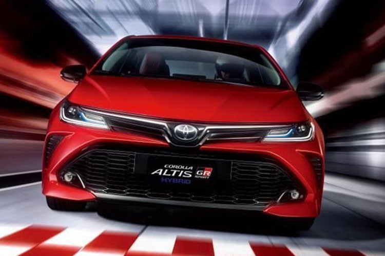 Cách đây không lâu, nhân viên tư vấn bán hàng tại đại lý đã hé lộ việc Toyota Corolla Altis bản nâng cấp sẽ ra mắt Việt Nam vào tháng 8 này. Tuy nhiên, đã gần hết tháng 8 mà mẫu xe này vẫn chưa được giới thiệu. Dự đoán, Corolla Altis 2023 sẽ về Việt Nam cuối năm nay và sẽ có cả bản GR Sport thể thao.