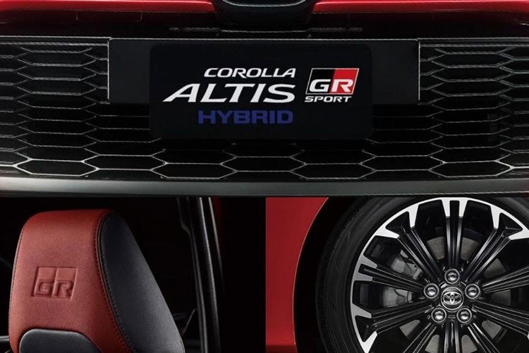 Trong khi đó, nội thất của bản GR Sport tạo sự khác biệt bằng ghế thể thao thêu logo riêng trên tựa đầu ghế và những chi tiết màu đỏ làm điểm nhấn. Trang bị của bản GR Sport giống với bản 1.8G. Gói công nghệ an toàn chủ động Toyota Safety Sense chỉ dành cho bản 1.8G và GR Sport, bao gồm hệ thống cảnh báo tiền va chạm, cảnh báo lệch làn đường kiêm hỗ trợ đánh lái/hỗ trợ bám làn đường, hệ thống kiểm soát hành trình thích ứng, đèn pha tự động thích ứng cũng như cảnh báo điểm mù.