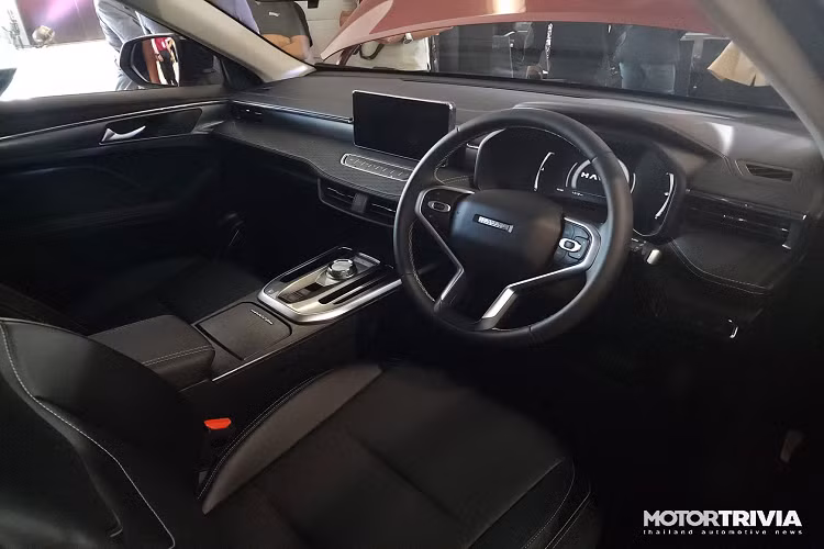 Ban đầu các mẫu xe này sẽ phân phối dưới dạng nhập khẩu nguyên chiếc từ Thái Lan. Hai showroom đầu tiên của Haval sẽ được đặt tại Hà Nội, đang trong quá trình hoàn thiện để kịp tiến độ ra mắt sản phẩm cũng như thương hiệu tại Việt Nam.