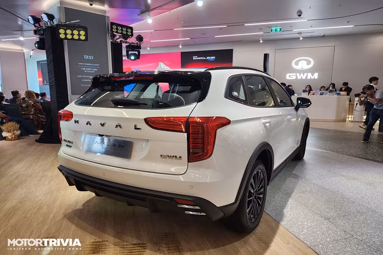 Về an toàn, mẫu Haval Jolion 2023 mới được trang bị Cruise Control, hỗ trợ khởi hành ngang dốc, xuống dốc, Hệ thống giảm thiểu va chạm thứ cấp, Auto Hold, đèn phanh nhấp nháy khi phanh gấp, Hệ thống giám sát tài xế mệt mỏi, kiểm soát áp suất lốp, cảnh báo điểm mù, giữ làn đường, cảnh báo chệch làn đường...