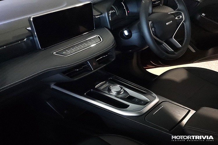 Mặc dù giá bán chưa được công bố nhưng do xe có cùng xuất xứ Trung Quốc và nhập khẩu từ Thái Lan, Haval H6 hybrid sẽ có thể có giá bán tương đương với đối thủ đồng hương MG HS đang dự kiến bán ở mức hơn 700 triệu đồng.