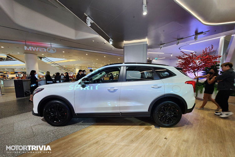 Ngoài ra, xe cũng được trang bị ghế lái bọc da tổng hợp chỉnh điện 6 hướng, hàng ghế sau có thể gập 60:40. Haval Jolion sử dụng hệ truyền động hybrid gồm một động cơ xăng 1.5L và một mô tơ điện. Xe có công suất tổng hợp khoảng 190 mã lực và 375 Nm.