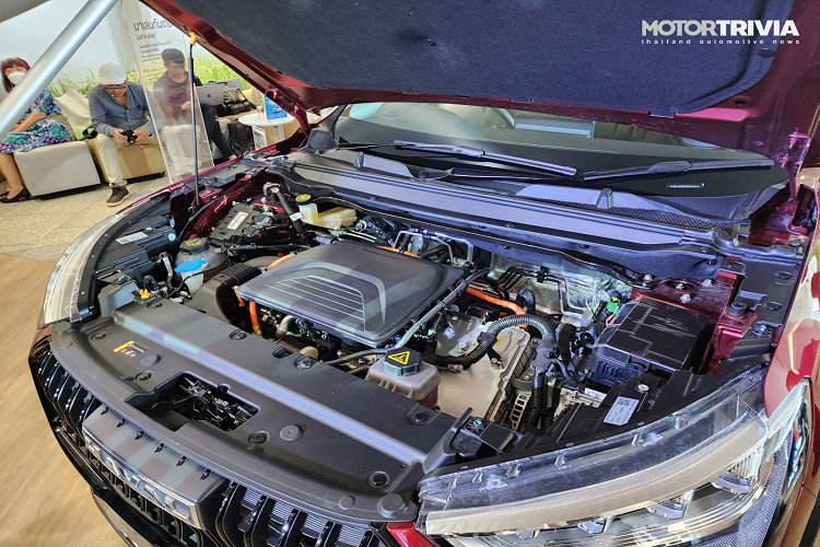 Haval Jolion sở hữu ngoại hình thể thao, lưới tản nhiệt lớn và cản trước hầm hố. Các hốc đèn sâu và nhiều chi tiết trang trí. Xe còn đi kèm dàn mâm hợp kim đen 18 inch và nhiều phụ kiện thể thao...