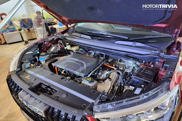 Haval Jolion sở hữu ngoại hình thể thao, lưới tản nhiệt lớn và cản trước hầm hố. Các hốc đèn sâu và nhiều chi tiết trang trí. Xe còn đi kèm dàn mâm hợp kim đen 18 inch và nhiều phụ kiện thể thao...