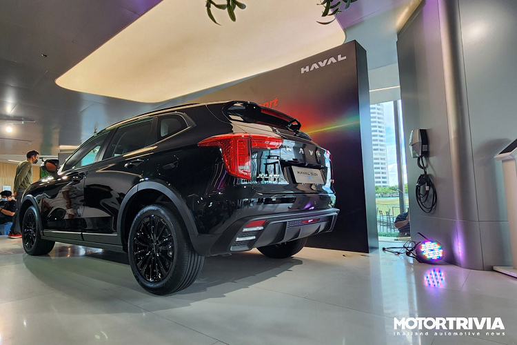 Với kích thước dài x rộng x cao lần lượt là 4.472 x 1.874 x 1.626 mm và chiều dài cơ sở 2.700 mm, Haval Jolion 2023 là mẫu crossover phân khúc B. Xe cạnh tranh với các đối thủ cùng phân khúc như CX-30, Honda HR-V, Nissan Kicks, Kia Seltos, MG ZS hay Peugeot 2008.