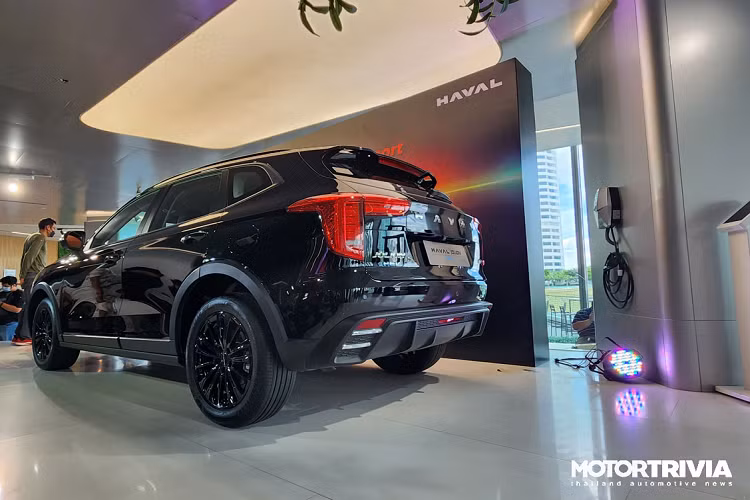 Với kích thước dài x rộng x cao lần lượt là 4.472 x 1.874 x 1.626 mm và chiều dài cơ sở 2.700 mm, Haval Jolion 2023 là mẫu crossover phân khúc B. Xe cạnh tranh với các đối thủ cùng phân khúc như CX-30, Honda HR-V, Nissan Kicks, Kia Seltos, MG ZS hay Peugeot 2008.