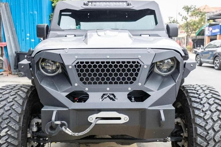 Những chiếc Jeep Gladiator độ cùng nhiều xe thể thao và xe siêu sang trong thời gian qua đã làm cho không ít chủ nhân phải đau đầu tìm đồ zin để lắp vào nhằm đăng kiểm, quá trình tháo ra đi đăng kiểm và sau đó lại lắp vào để chạy trên đường cho đẹp, độc và lạ có thể khiến chủ xe mất vài chục triệu đồng có khi hàng trăm triệu đồng.