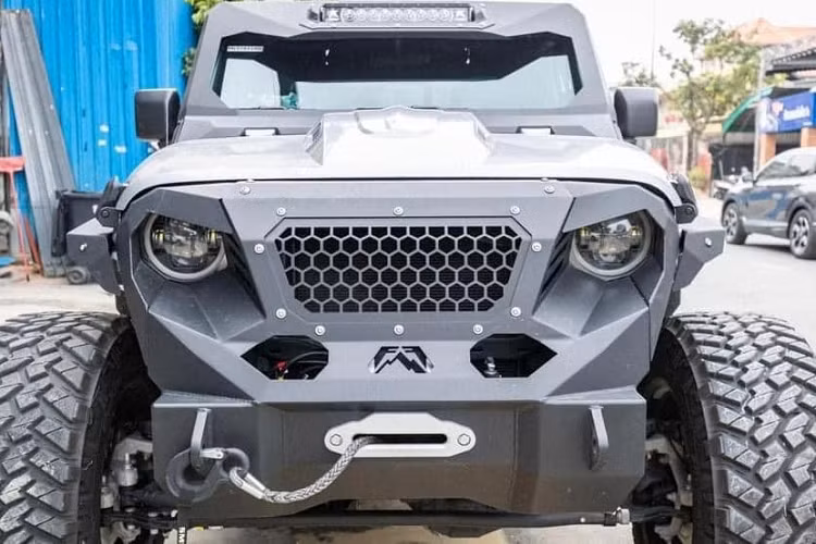 Những chiếc Jeep Gladiator độ cùng nhiều xe thể thao và xe siêu sang trong thời gian qua đã làm cho không ít chủ nhân phải đau đầu tìm đồ zin để lắp vào nhằm đăng kiểm, quá trình tháo ra đi đăng kiểm và sau đó lại lắp vào để chạy trên đường cho đẹp, độc và lạ có thể khiến chủ xe mất vài chục triệu đồng có khi hàng trăm triệu đồng.