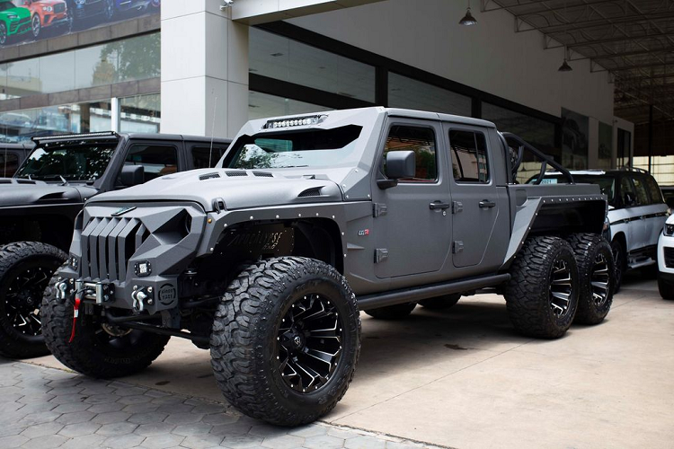Nếu như có đại gia Việt chịu chơi Jeep Gladiator 6x6, đây sẽ là hàng lạ bên cạnh mẫu xe 6x6 đã có mặt tại Việt Nam như Mercedes-Benz G63 AMG 6x6 mang biển Lào hay xe bán tải 6 bánh Dodge Ram 3500 Heavy Duty.