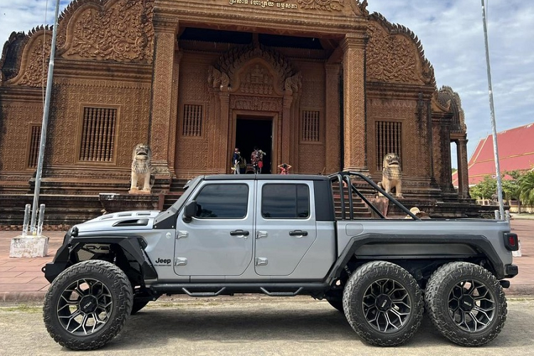 Đơn vị đang rao bán chiếc xe độ Jeep Gladiator 6x6 đã mang hàng chục xe cổ, siêu xe vào Việt Nam trong 2 năm qua, điểm sáng giá là McLaren Senna, Porsche 918 Spyder hay Koenigsegg Regera cùng những chiếc xe Bentley hay Rolls-Royce siêu cổ, quý giá.